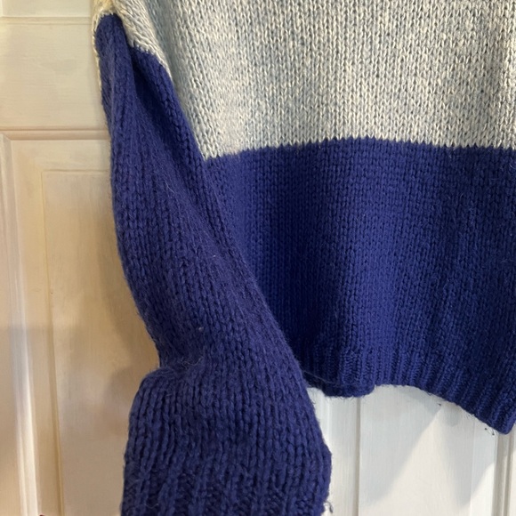 Blue color blocked sweater - Picture 4 of 4